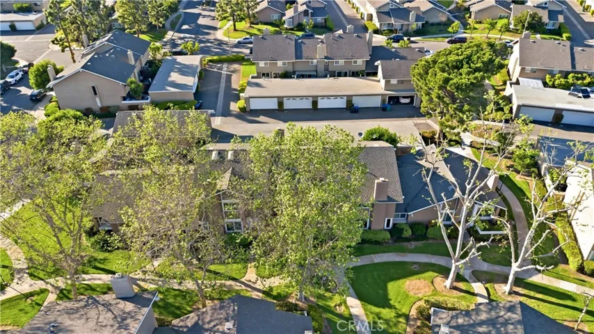 The home is in the heart of the community and facing green belt, bringing peacefulness and nice community views.