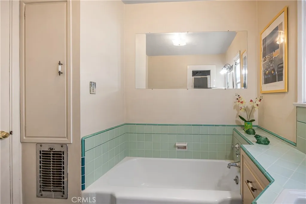 Full Bathroom
Bathtub & Mirror ASM-5247