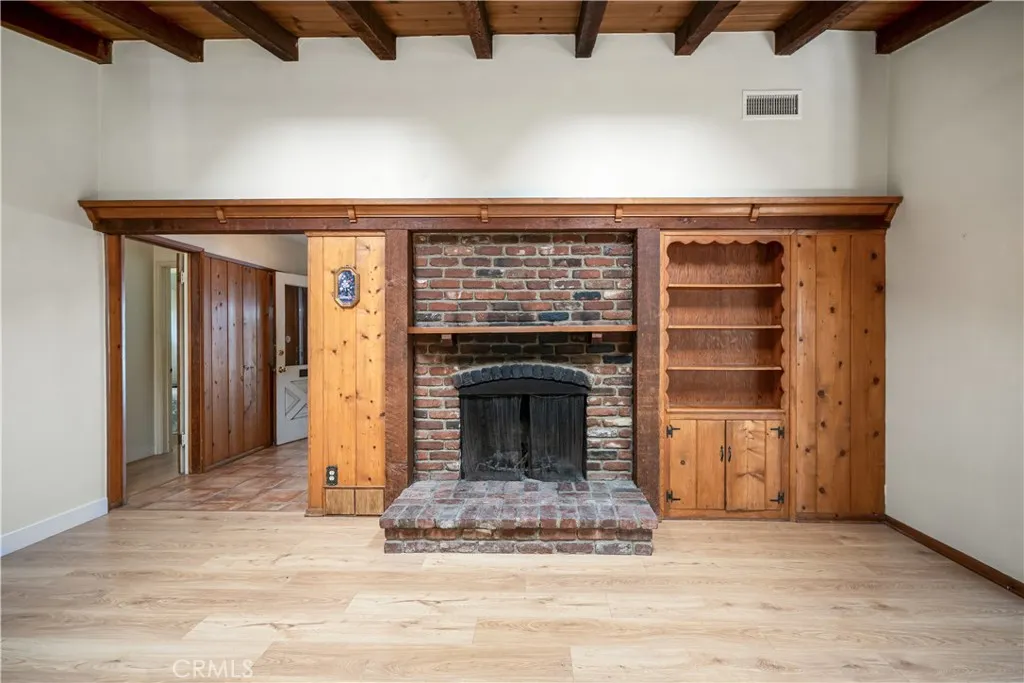 Wood burning fireplace
in Living Room.
ASM-5217
