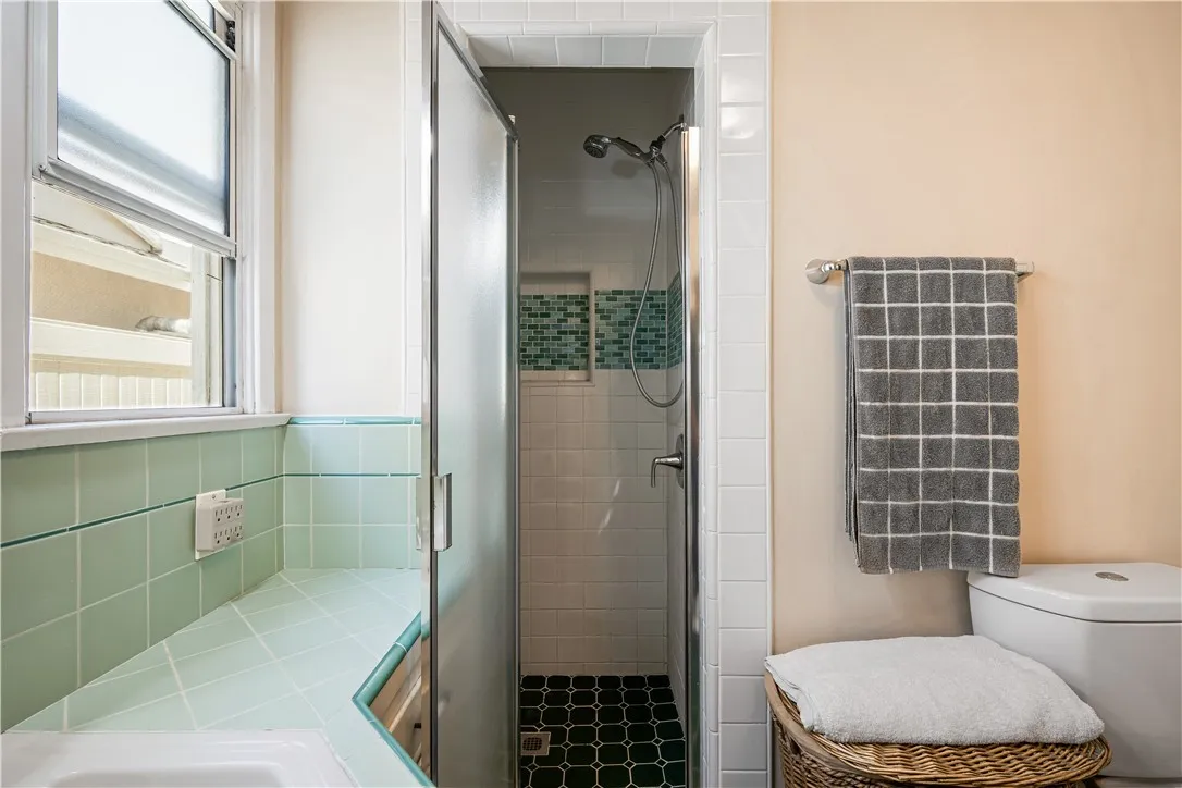 Walk-in Shower
in Main Bathroom
ASM-5242
