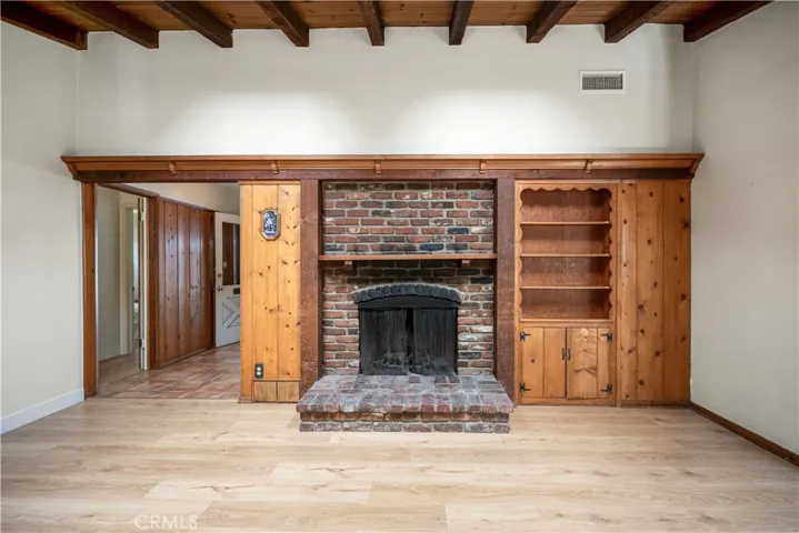 Wood burning fireplace
in Living Room.
ASM-5217