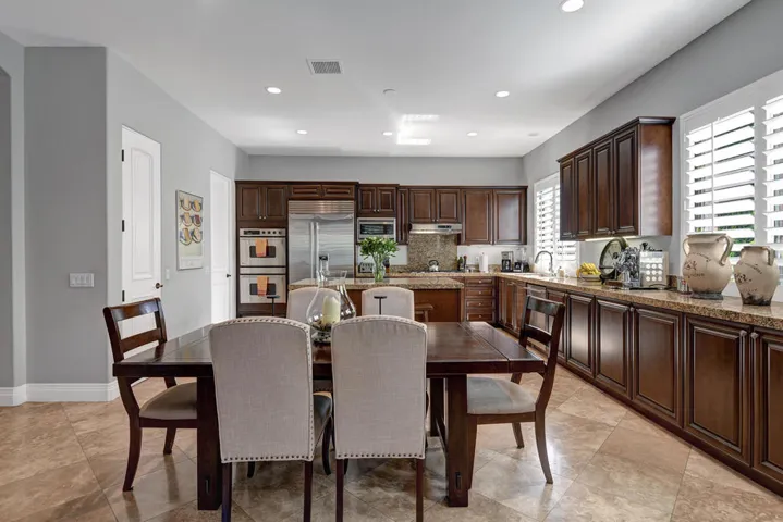DINING TABLE.jpg mls
