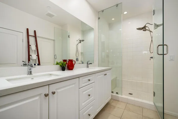 Light and bright primary bath