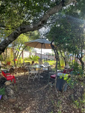 Outside area to picnic, relax, garden in back