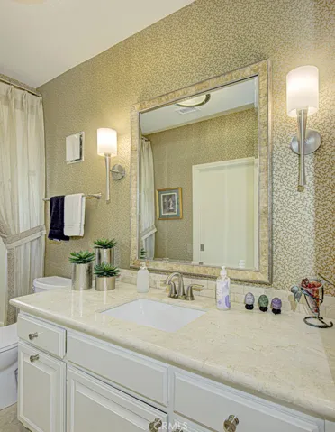 Guest bathroom.