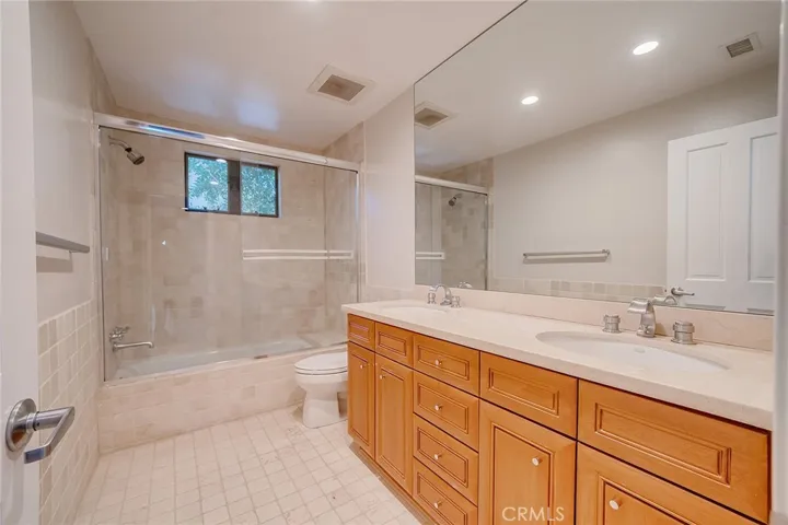 Upstairs Full Bathroom