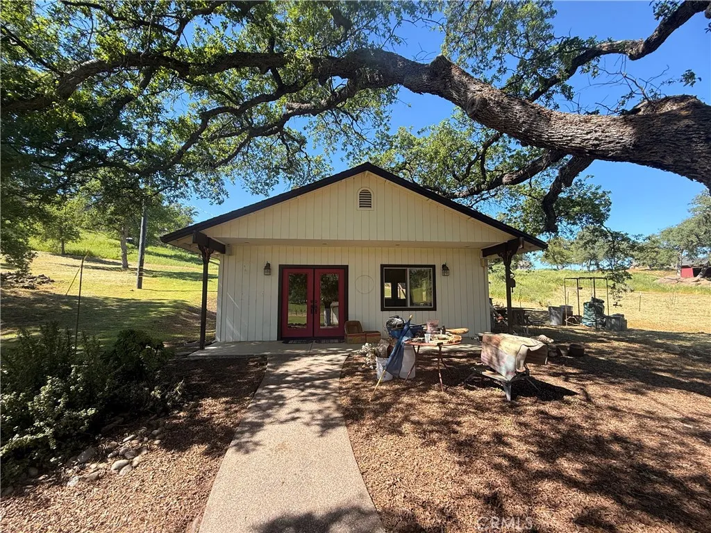 Art Studio with full Bathroom, propane and 220 power.