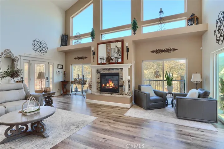 21 foot ceiling with mountain views