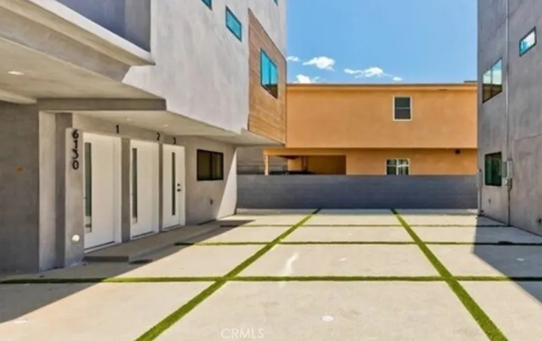 6130 Hazeltine 3, Van Nuys, California 91401