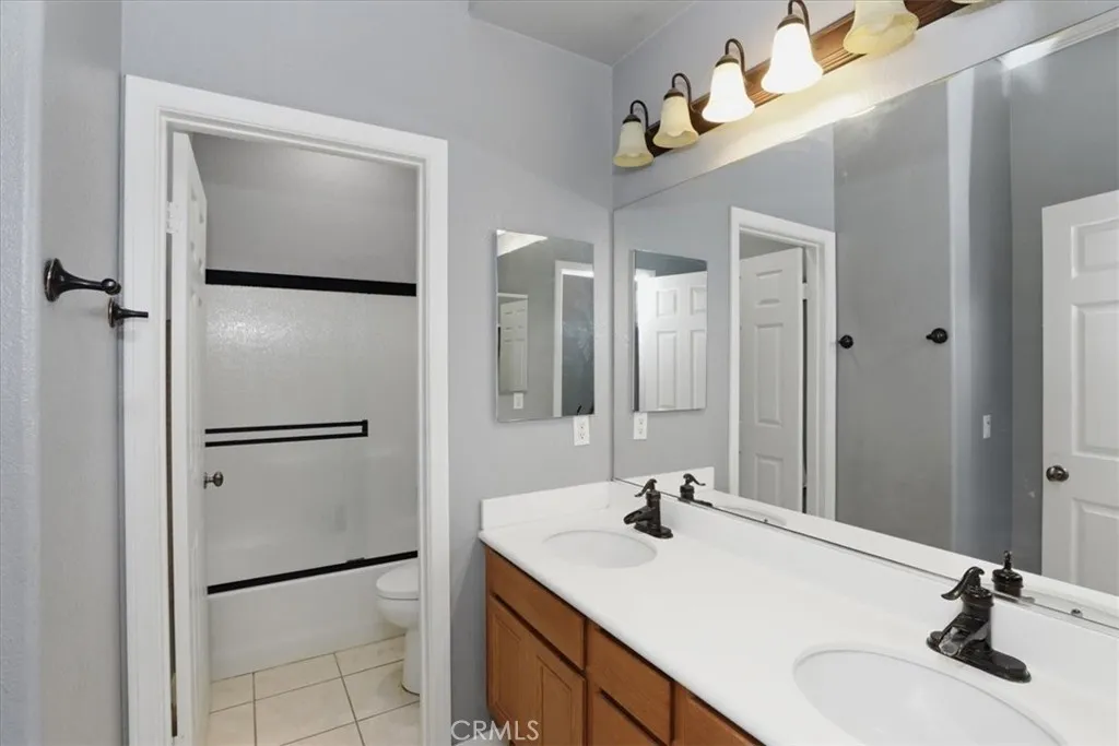 Jack in Jill bath between bed rooms 2 and 3