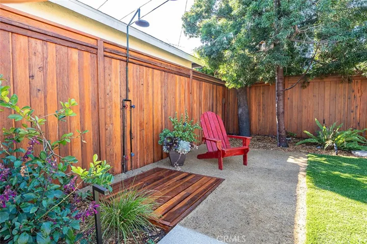 Yes, even an outdoor shower!