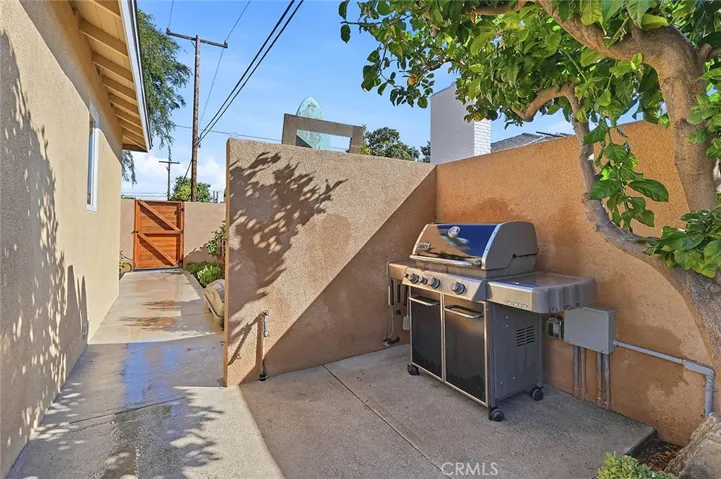 BBQ with gas line is perfectly tucked in here!