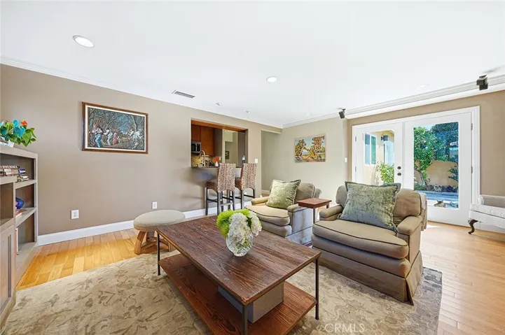 Crown-molding, recessed lights, Breakfast counter too!