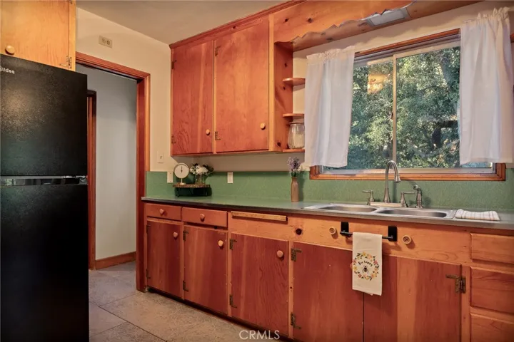 720 Rocky, Crestline, California 92325