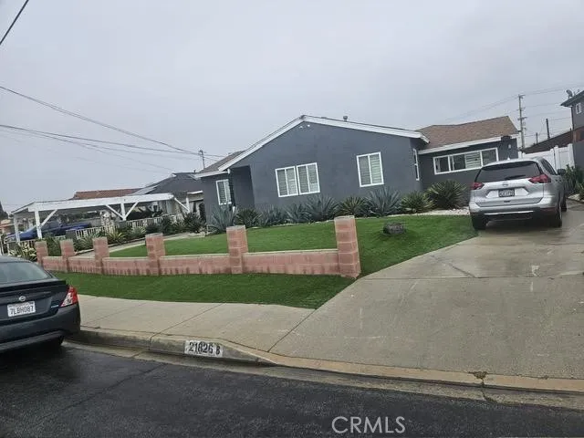 Side drive way to the back house
