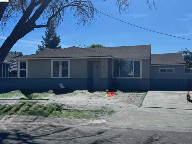 Single story home with roof with shingles
