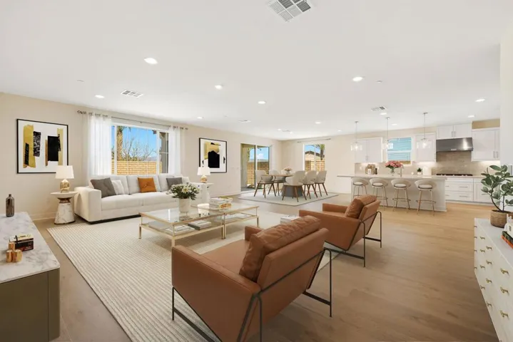 79-web-or-mls-Living room (2)