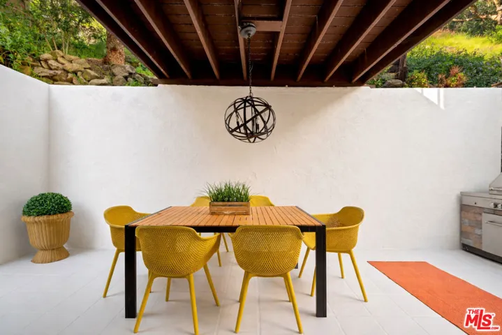 9827 Yoakum Drive, Beverly Hills, California 90210