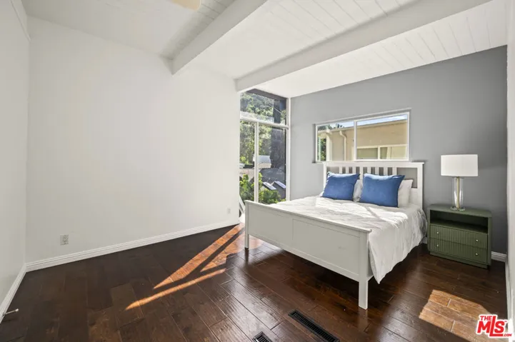 9827 Yoakum Drive, Beverly Hills, California 90210