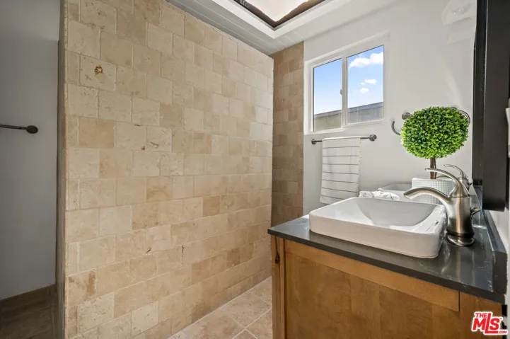 9827 Yoakum Drive, Beverly Hills, California 90210