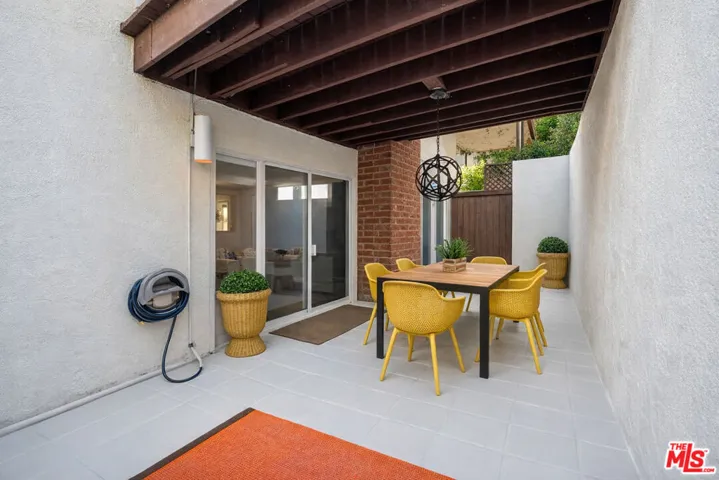 9827 Yoakum Drive, Beverly Hills, California 90210