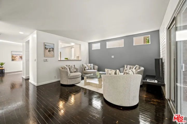 9827 Yoakum Drive, Beverly Hills, California 90210