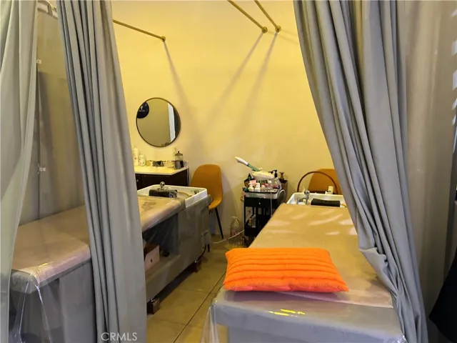 saloon 2
