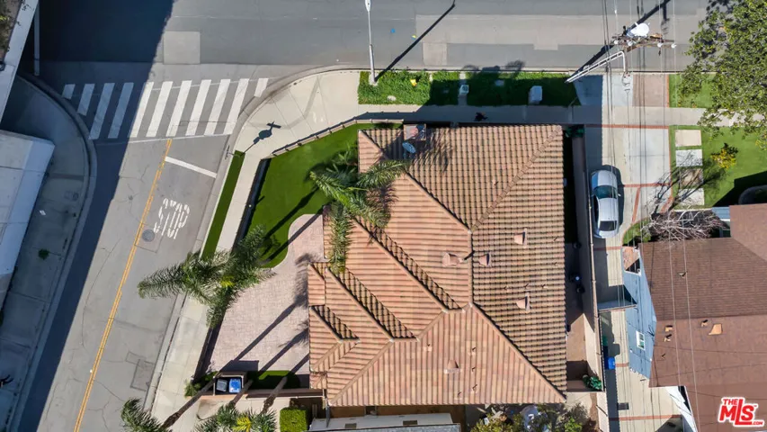 Look at that amazing roof work