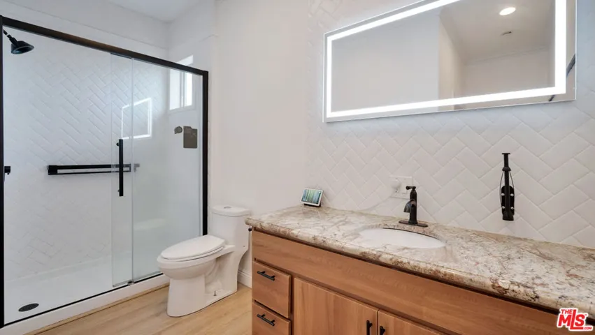 Into the next bathroom with mo