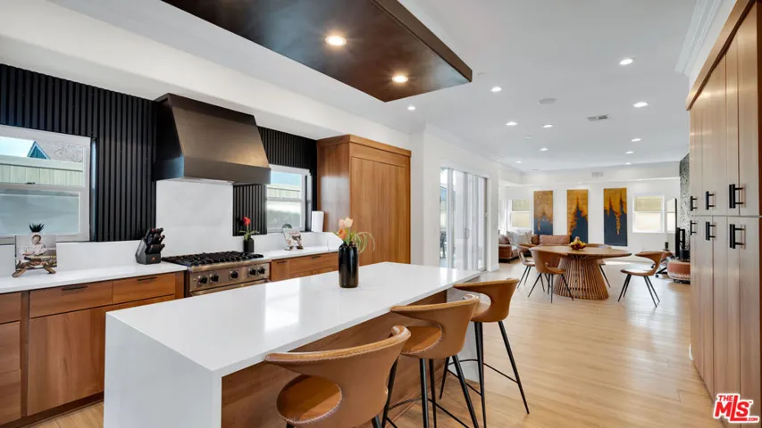 This open concept area is unbe