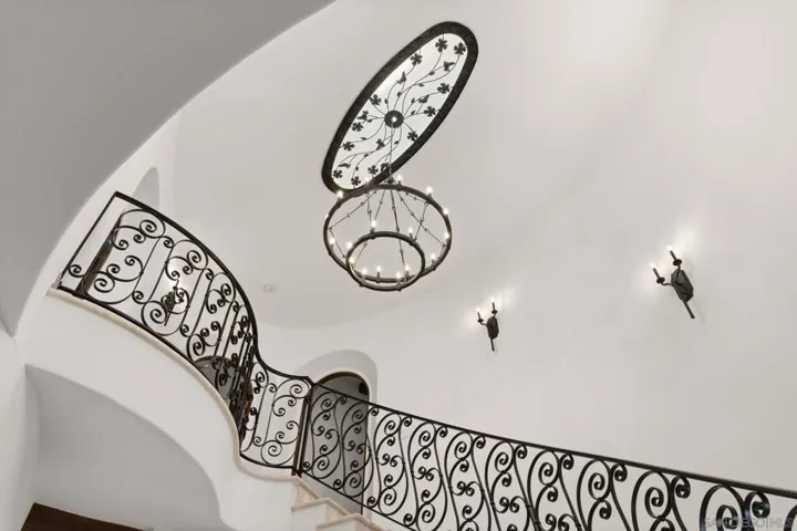 Entry ceiling crowned by soft arches and elegant curvature, where sculptural lines and elevated height create a sense of openness and quiet architectural drama.
