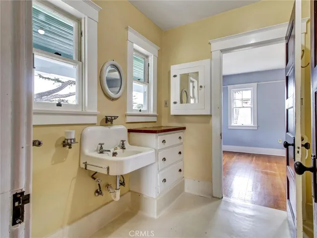Bathroom between Bedroom 3 and 4