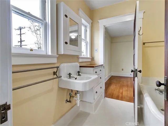 Bathroom between Bedroom 1 and 2