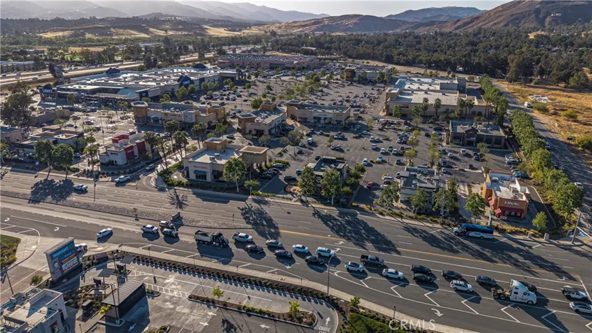 Easy on and off the 15 freeway and 215 freeway