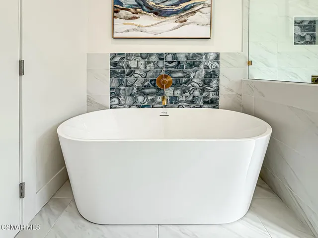 hPrimary Bedroom Suite9