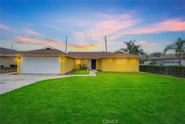 The grass is for photo image purposes. Please let your buyer knows the yard does NOT have green grass. The yard needs some love.