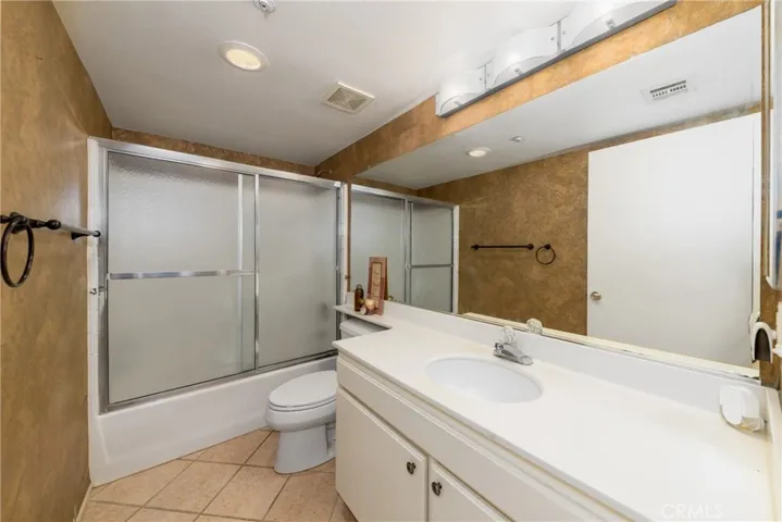 Downstairs full bathroom