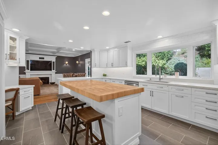 35-web-or-mls-Upmarketmedia_7405Lom-071