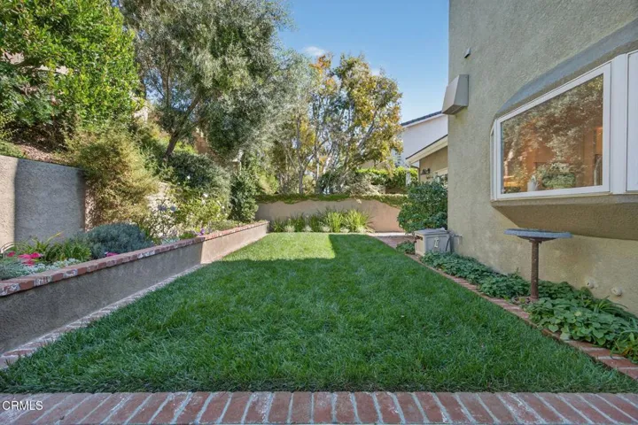 79-web-or-mls-Upmarketmedia_7405Lom-208