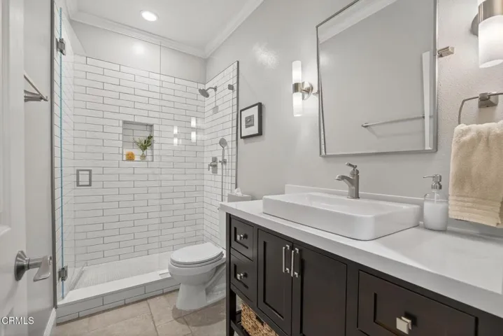 67-web-or-mls-Upmarketmedia_7405Lom-181