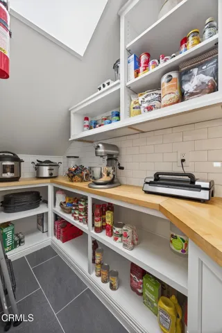 43-web-or-mls-Upmarketmedia_7405Lom-097