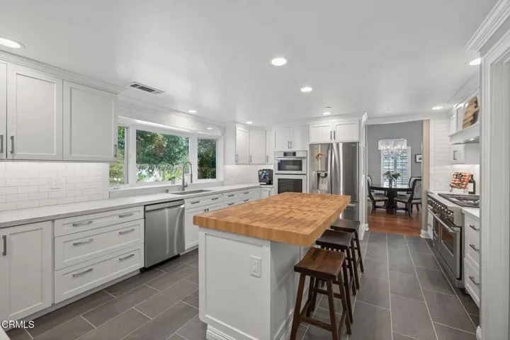 39-web-or-mls-Upmarketmedia_7405Lom-087