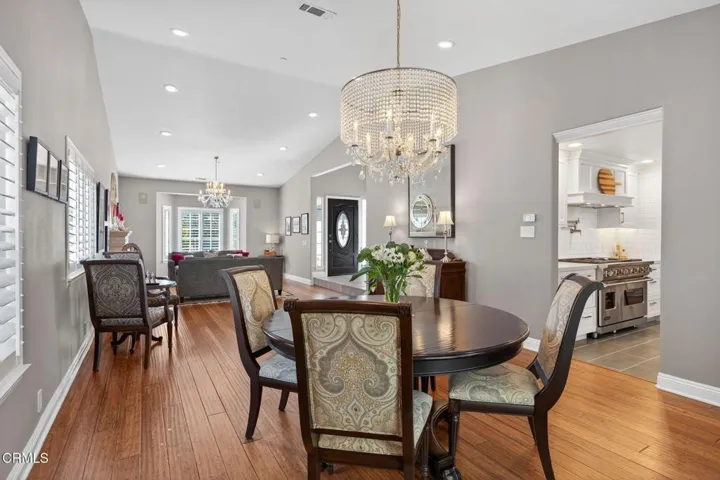 33-web-or-mls-Upmarketmedia_7405Lom-066