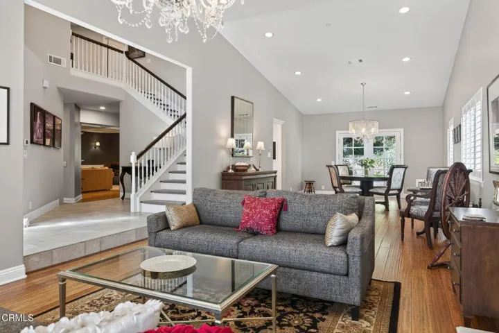 26-web-or-mls-Upmarketmedia_7405Lom-042