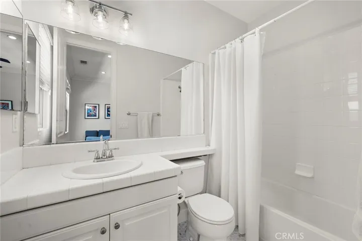 Upstairs ensuite bathroom