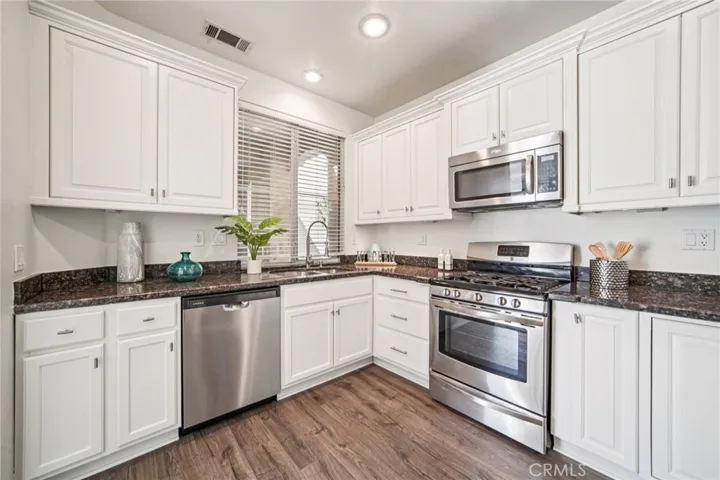 New dishwasher, plenty of cabinet space