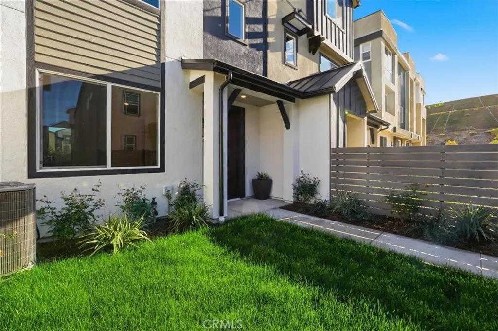 Private Courtyard w/5 ft. fence PHOTOS ARE OF MODEL MATCH AND HAVE BEEN VIRTUALLY STAGED. INTERIOR AND EXTERIOR FINISHES MAY VARY