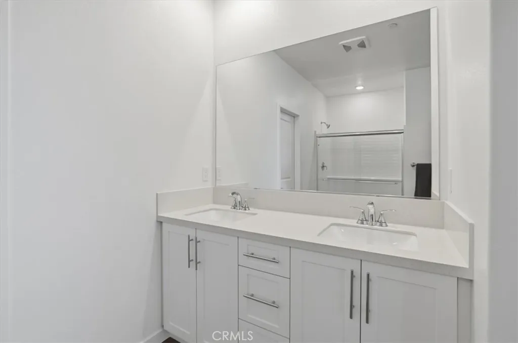 Primary En-Suite Dual Vanity PHOTOS ARE OF MODEL MATCH AND HAVE BEEN VIRTUALLY STAGED. INTERIOR AND EXTERIOR FINISHES MAY VARY