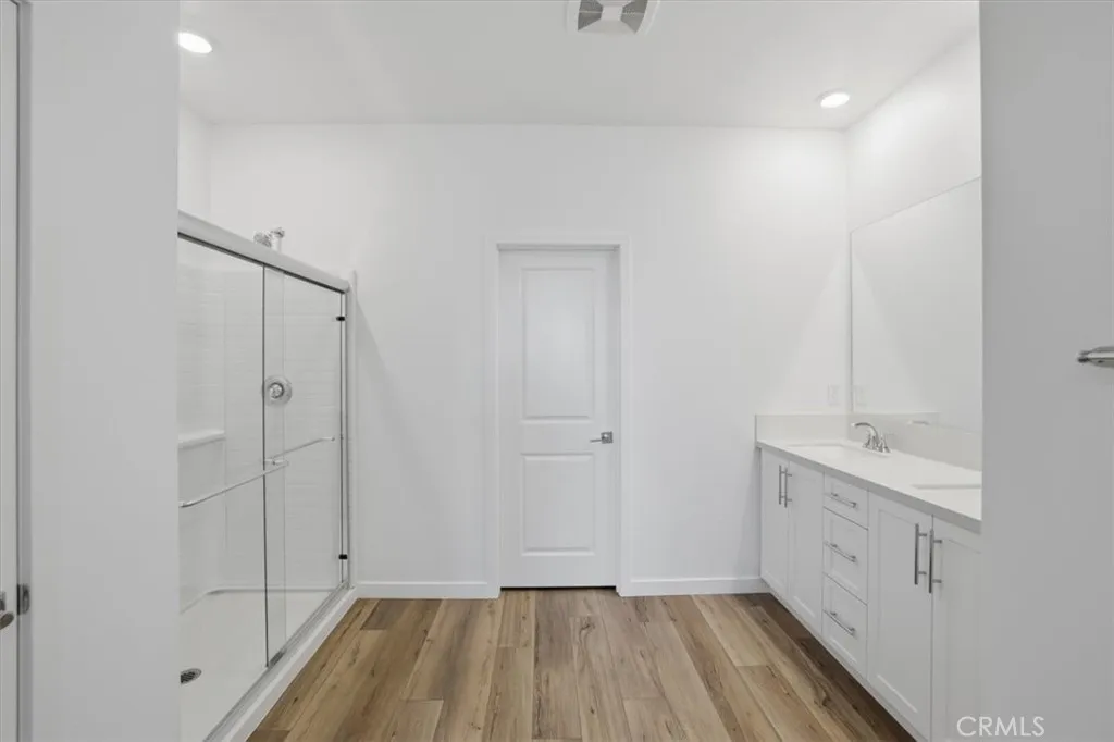 Primary Suite En-Suite Bathroom PHOTOS ARE OF MODEL MATCH AND HAVE BEEN VIRTUALLY STAGED. INTERIOR AND EXTERIOR FINISHES MAY VARY