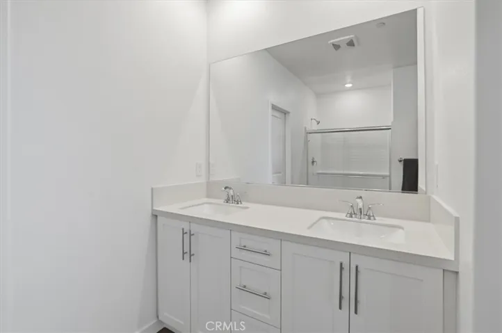 Primary En-Suite Dual Vanity PHOTOS ARE OF MODEL MATCH AND HAVE BEEN VIRTUALLY STAGED. INTERIOR AND EXTERIOR FINISHES MAY VARY